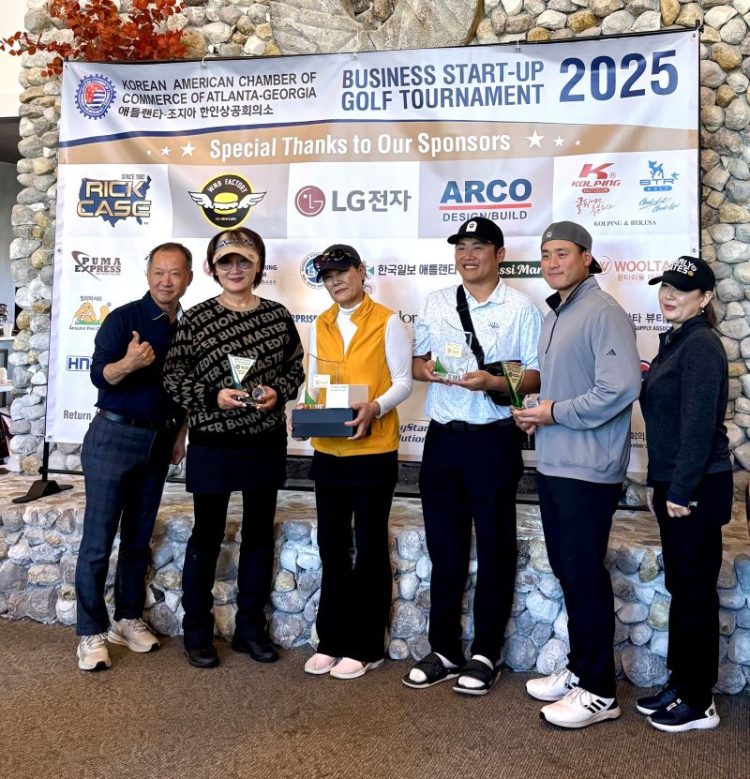 한오동 상의 회장(왼쪽)과 각 부문 수상자들이 대회 후 기념사진을 찍었다.  [한인상의 제공]