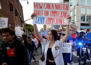 지난 16일 노스캐롤라이나주 랄리 주민들이 샬롯에서 벌어진 대대적 이민단속에 항의하는 시위를 벌이고 있다. [로이터]