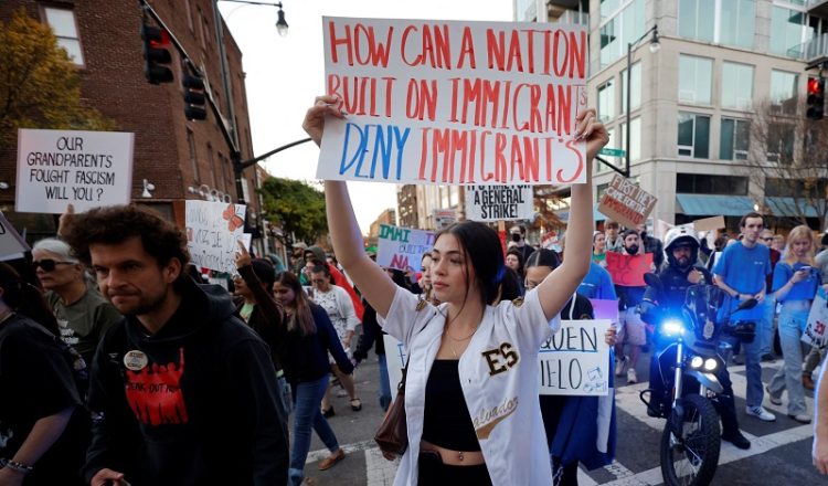 지난 16일 노스캐롤라이나주 랄리 주민들이 샬롯에서 벌어진 대대적 이민단속에 항의하는 시위를 벌이고 있다. [로이터]