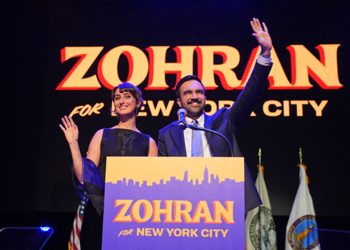 현지시간 4일 치러진 선거에서 뉴욕시장으로 당선된 민주당 조란 맘다니가 아내 라마 두와지와 함께 승리를 축하고 있다. 그는 최초의 무슬림 뉴욕시장이자, 최초의 인도계 뉴욕시장이다. AFP=연합뉴스