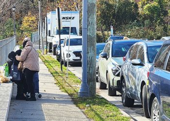 11일 오전 미국 워싱턴 인근 알링턴에 위치한 '알링턴 푸드 어시스턴스 센터(AFAC)'에 긴급 구호품을 받기 위한 사람들의 발길이 이어졌다. 어린 딸의 손을 잡고 비상 구호품을 받은 마리아(가명)는 ″우유를 살 돈도 떨어졌다″며 흐느꼈다. 알링턴=강태화 특파원