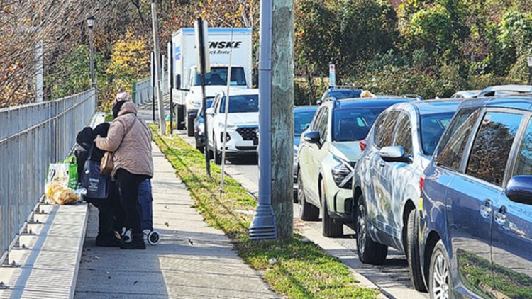 11일 오전 미국 워싱턴 인근 알링턴에 위치한 '알링턴 푸드 어시스턴스 센터(AFAC)'에 긴급 구호품을 받기 위한 사람들의 발길이 이어졌다. 어린 딸의 손을 잡고 비상 구호품을 받은 마리아(가명)는 ″우유를 살 돈도 떨어졌다″며 흐느꼈다. 알링턴=강태화 특파원