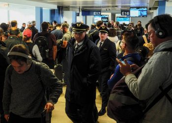 시카고 오헤어 공항에서 10일 여행객들이 항공기 운항 취소로 기다리고 있다. [로이터]