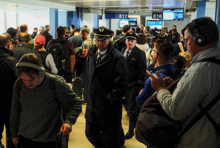 시카고 오헤어 공항에서 10일 여행객들이 항공기 운항 취소로 기다리고 있다. [로이터]