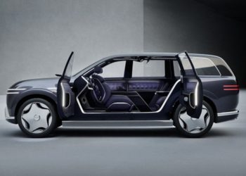 제네시스 GV90 콘셉트카 모습. 차량 뒷좌석이 '코치도어'가 달려 있는데 양산차에도 옵션으로 제공될 것으로 보인다. 사진 제네시스