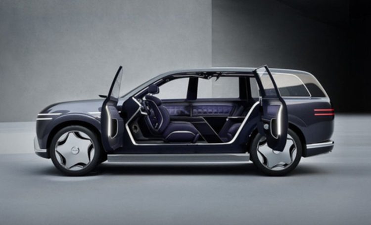 제네시스 GV90 콘셉트카 모습. 차량 뒷좌석이 '코치도어'가 달려 있는데 양산차에도 옵션으로 제공될 것으로 보인다. 사진 제네시스