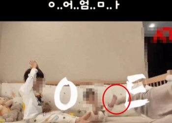 SNS 유머 채널에서 엄마가 아이를 발로 차 넘어뜨리는 영상이 확산하고 있다. 온라인 커뮤니티 캡처