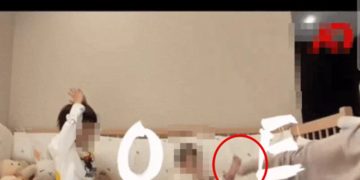 SNS 유머 채널에서 엄마가 아이를 발로 차 넘어뜨리는 영상이 확산하고 있다. 온라인 커뮤니티 캡처