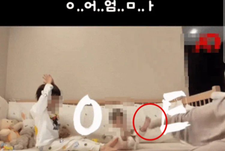 SNS 유머 채널에서 엄마가 아이를 발로 차 넘어뜨리는 영상이 확산하고 있다. 온라인 커뮤니티 캡처