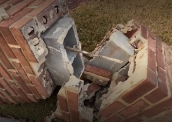 아마존 배달 기사가 들이받아 훼손한 벽돌 기둥.