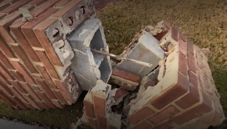 아마존 배달 기사가 들이받아 훼손한 벽돌 기둥.