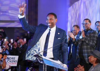 4일 당선을 확정짓고 웃고 있는 디킨스 시장. [페이스북 캡처]