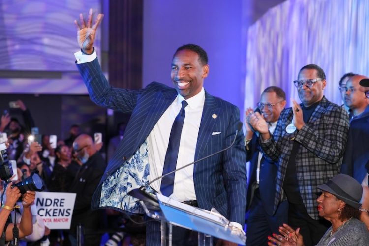 4일 당선을 확정짓고 웃고 있는 디킨스 시장. [페이스북 캡처]