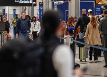 애틀랜타의 하츠필드-잭슨 국제공항에서 여행객들이 보안검색을 위해 줄을 서있다. [로이터]