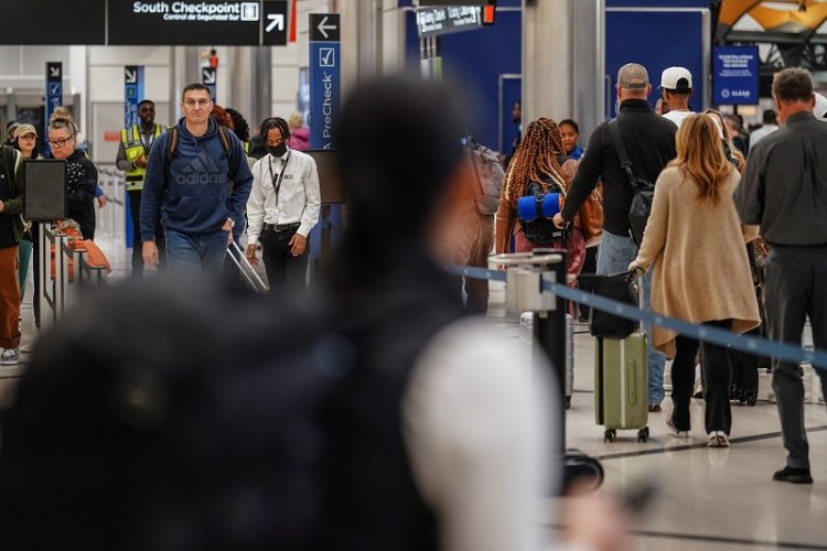 애틀랜타의 하츠필드-잭슨 국제공항에서 여행객들이 보안검색을 위해 줄을 서있다. [로이터]