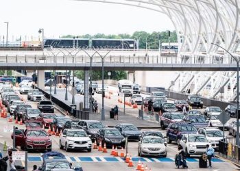 애틀랜타공항 밖 차들이 길게 늘어서있다. [페이스북 캡처]