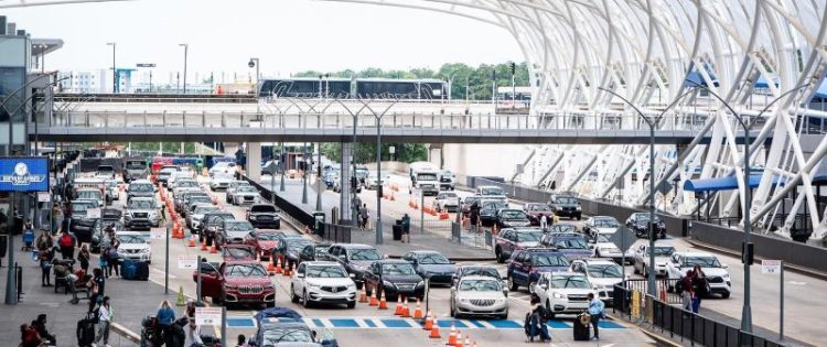 애틀랜타공항 밖 차들이 길게 늘어서있다. [페이스북 캡처]