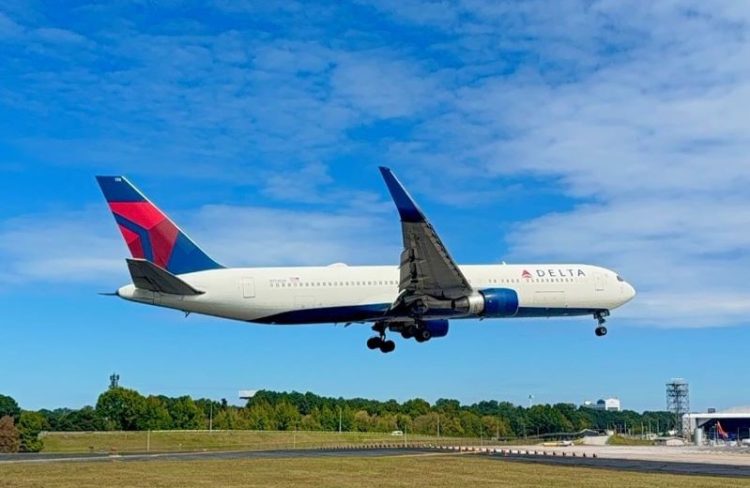 델타 여객기가 이륙하고 있다. [애틀랜타공항 페이스북]