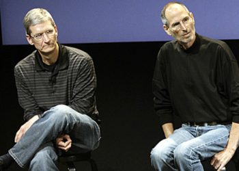 스티브 잡스(오른쪽)의 생전 모습과 그에 의해 영입된 팀 쿡. 중앙포토