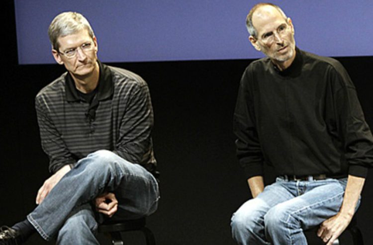스티브 잡스(오른쪽)의 생전 모습과 그에 의해 영입된 팀 쿡. 중앙포토