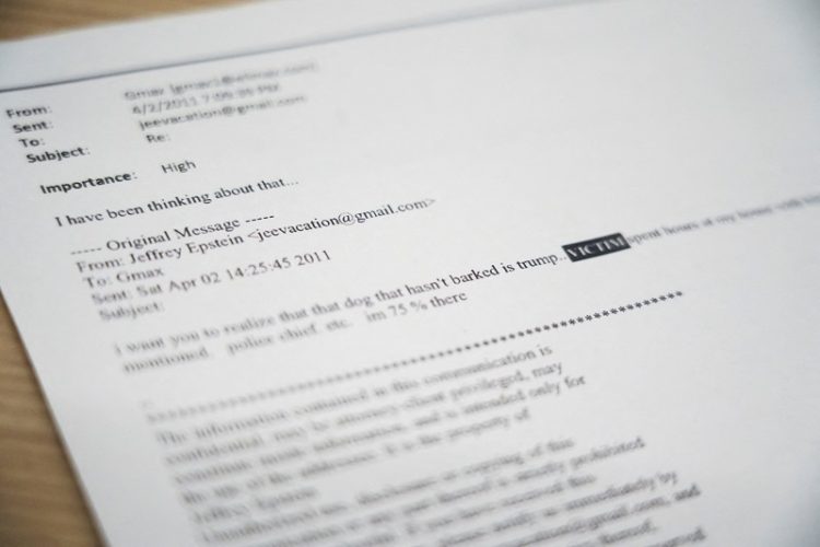 민주당이 12일 공개한 성착취범 엡스타인의 트럼프 관련 이메일. [로이터]