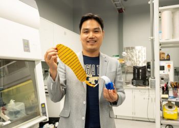 여운홍 교수가 스마트 깔창을 소개하고 있다.  [출처 조지아텍]