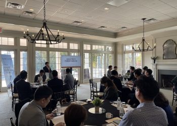 틀랜타 총영사관 김대환 부총영사가 8일 한국기업과 협의회를 갖고 미국 비자 및 입국심사에 유의할 것을 당부하고 있다. [애틀랜타 총영사관 제공]