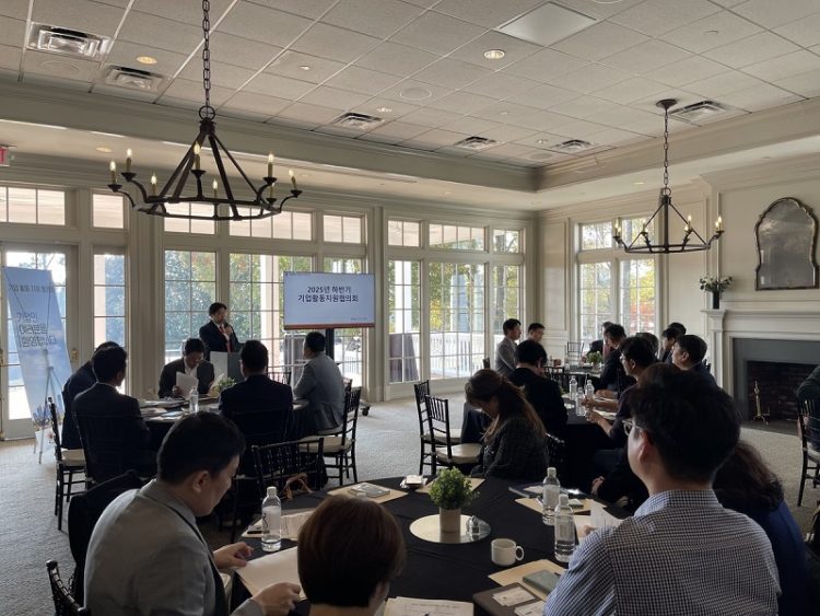 틀랜타 총영사관 김대환 부총영사가 8일 한국기업과 협의회를 갖고 미국 비자 및 입국심사에 유의할 것을 당부하고 있다. [애틀랜타 총영사관 제공]