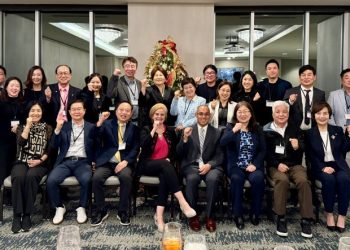 세미나 참석자들이 옥타의 구호를 외치며 기념사진을 찍었다. 윤지아 기자.