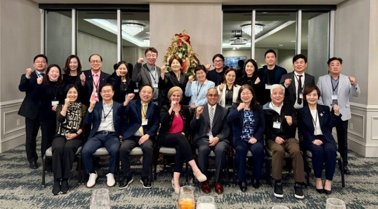 세미나 참석자들이 옥타의 구호를 외치며 기념사진을 찍었다. 윤지아 기자.