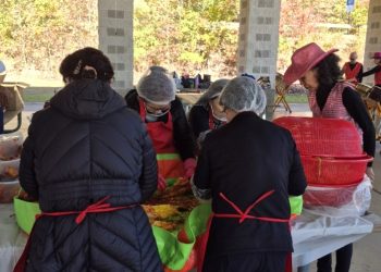 원스탑 커뮤니티센터는 14일 핑크니빌 파크에서 김치나눔 행사를 개최했다.