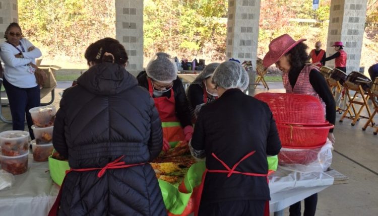 원스탑 커뮤니티센터는 14일 핑크니빌 파크에서 김치나눔 행사를 개최했다.