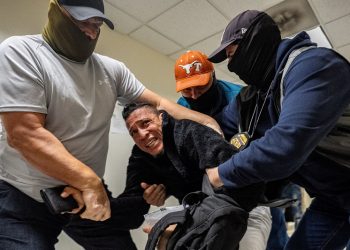 이민당국 요원들이 뉴욕 맨해튼 이민법원을 나오는 이민자를 체포하고 있다. [로이터]