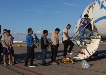 지난달 플로리다주 탬파 공항에서 이민세관단속국(ICE)에 의해 추방 항공기에 탑승하고 있는 불체자들. [로이터]