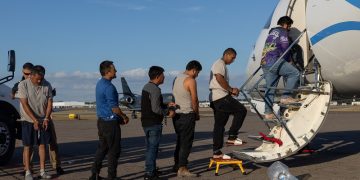 지난달 플로리다주 탬파 공항에서 이민세관단속국(ICE)에 의해 추방 항공기에 탑승하고 있는 불체자들. [로이터]