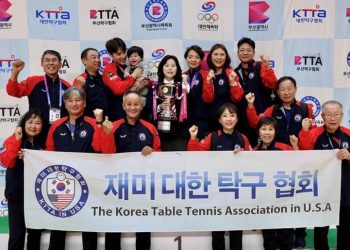 재미대한탁구협회 소속 참가자들이 트로피를 들고 기념사진을 찍었다.