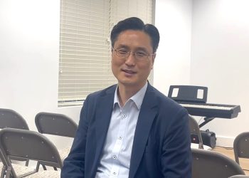 김대기 목사가 10일 기자들에게 교회의 가능성에 대해 설명하고 있다.