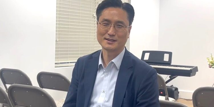 김대기 목사가 10일 기자들에게 교회의 가능성에 대해 설명하고 있다.