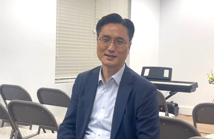 김대기 목사가 10일 기자들에게 교회의 가능성에 대해 설명하고 있다.