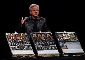 젠슨 황 엔비디아 최고경영자(CEO)가 지난 5월 대만 ‘컴퓨텍스 2025’에서 자사의 GPU 72개가 탑재된 AI 가속기 ‘그레이스 블랙웰 NVL72’를 보여주고 있다. [EPA=연합뉴스]