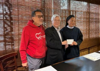 조중식 회장(가운데)이 제임스 송 회장과 김영희 원장수녀에게 후원금을 전달했다. 윤지아 기자.