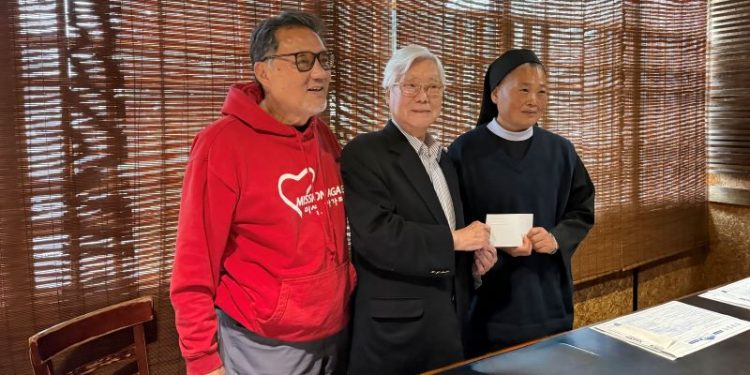 조중식 회장(가운데)이 제임스 송 회장과 김영희 원장수녀에게 후원금을 전달했다. 윤지아 기자.