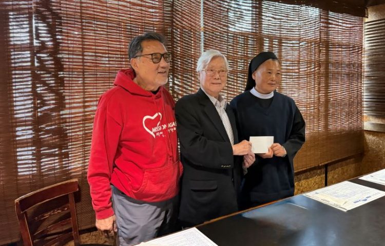 조중식 회장(가운데)이 제임스 송 회장과 김영희 원장수녀에게 후원금을 전달했다. 윤지아 기자.