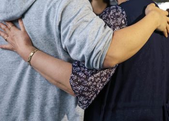 9월 12일 인천국제공항 제2터미널 장기주차장에서 미국 조지아주(州) 현대자동차그룹-LG에너지솔루션 배터리 합작 공장 건설 현장에서 체포된 뒤 구금된 300여 명의 한국인 직원들이 한국으로 귀국하면서 가족들과 만나고 있다. 최영재 기자