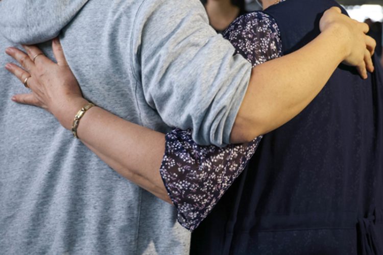 9월 12일 인천국제공항 제2터미널 장기주차장에서 미국 조지아주(州) 현대자동차그룹-LG에너지솔루션 배터리 합작 공장 건설 현장에서 체포된 뒤 구금된 300여 명의 한국인 직원들이 한국으로 귀국하면서 가족들과 만나고 있다. 최영재 기자