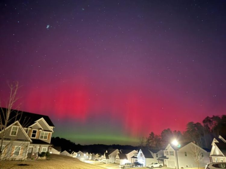 해버샴 카운티에서 장노출로 찍은 오로라 컷.