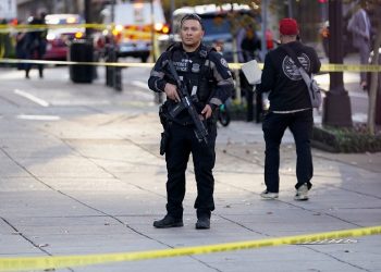 워싱턴DC 백악관 인근 주방위군 병사 피격 현장에서 비밀경호국 요원이 경비를 서고 있다. [로이터]