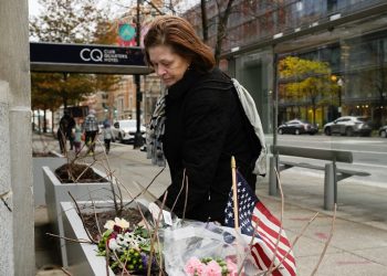 워싱턴DC에서 주방위권이 총격당한 현장에 마련된 임시 추모소. [로이터]