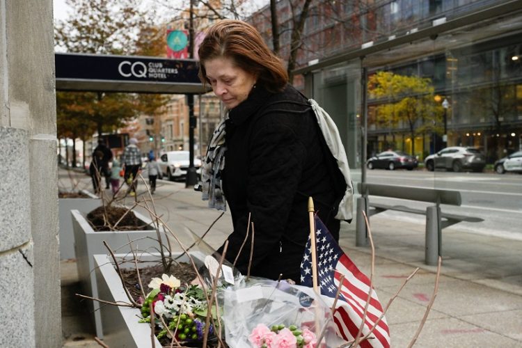 워싱턴DC에서 주방위권이 총격당한 현장에 마련된 임시 추모소. [로이터]