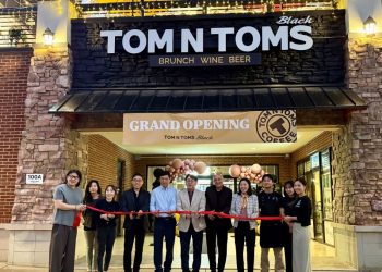 둘루스 직원들과 탐앤탐스 미국법인 관계자
들이 그랜드 오프닝 테이프 커팅을 하고 있다. 윤지아 기자.